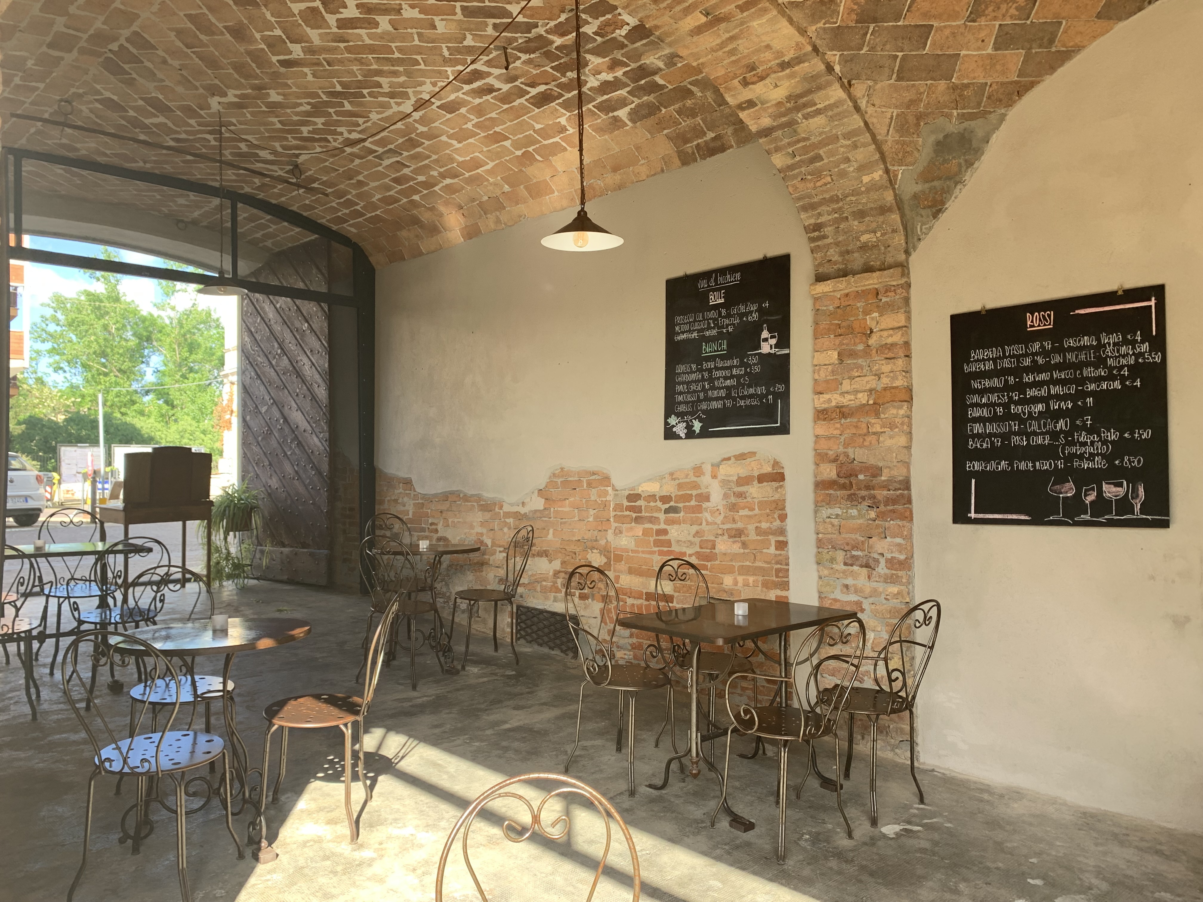 Vino_e_bottiglie.2.jpeg Vino_e_bottiglie.2.jpeg